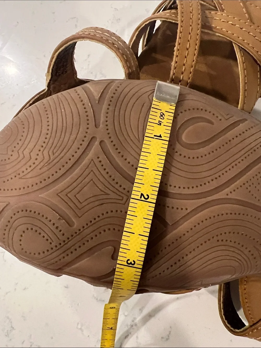 Baretraps strappy sandals with a comfortable cross-woven strap design size 8.5